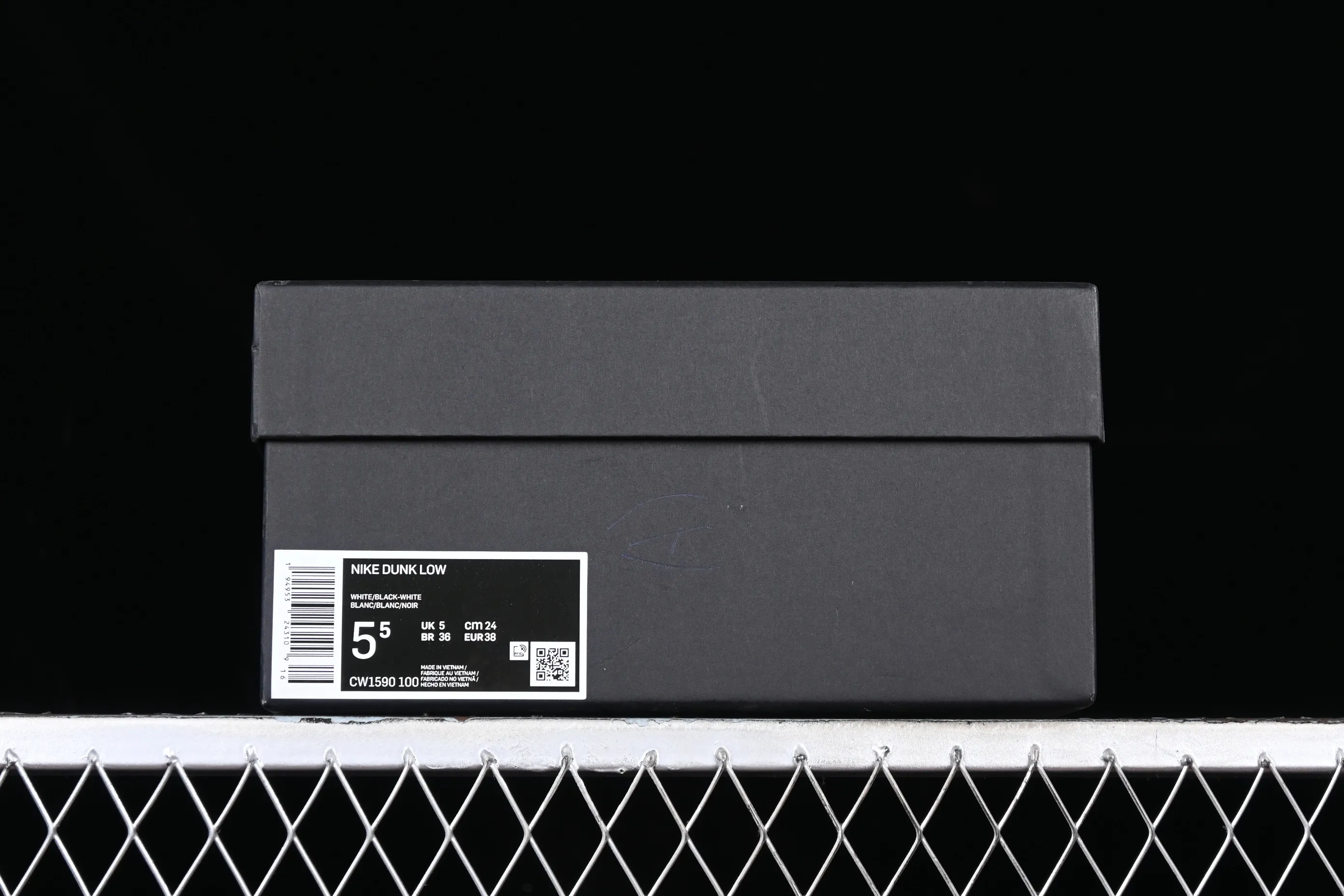 All Categories Nk SB Dunk Series Nk SB Dunk Low Low-top sneakers Nk Dunk Low Black Rose Thoughts Cloth patch Rope shoelaces Girls Sweet cool style SB strap low-top casual sneakers CW1590-100